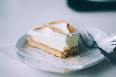 切蛋糕的圆形白色板用银叉
